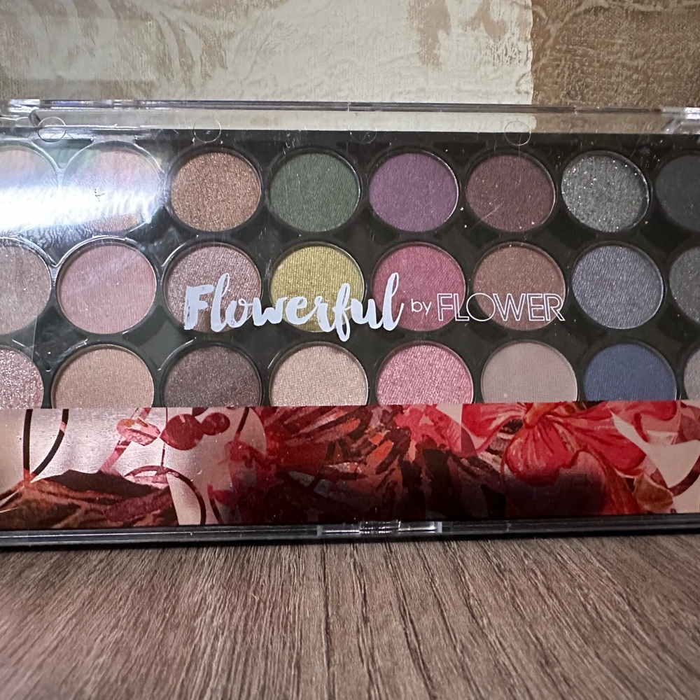 FLOWERFUL EYE SHADOW PALLET BY FLOWER NWOT 24 individual shades to mix and blend - Picture 5 of 5